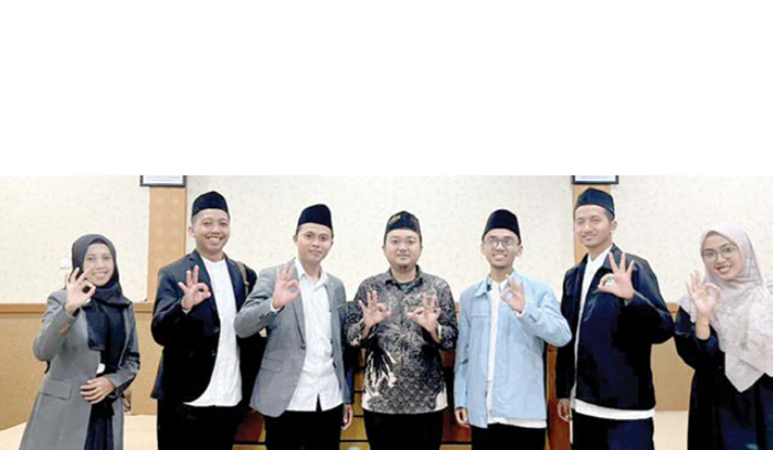 TERBAIK: Koordinator Juri M. Ismail SSi (tengah) bersama seluruh juri di 3 kategori lomba Gema Ramadan 1447 H pada 7-8 Maret.