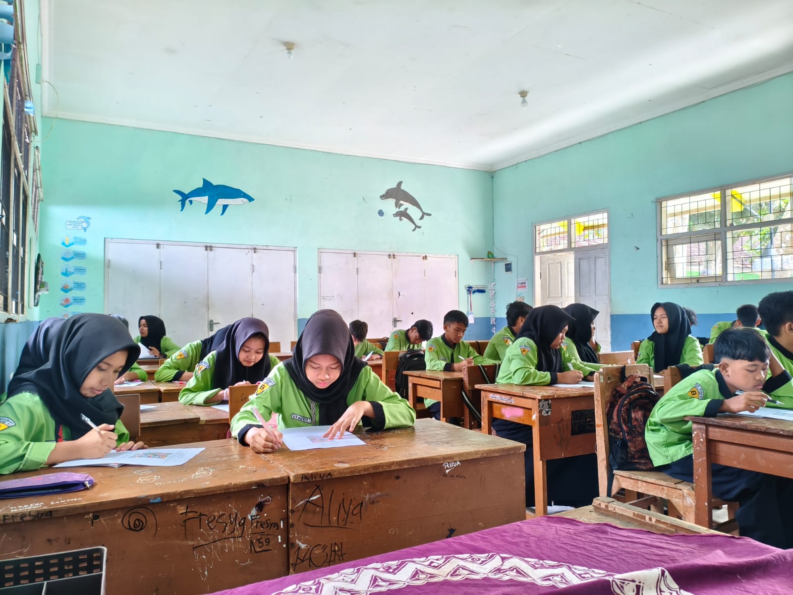 FOKUS: Siswa SMPN 27 Malang menulis cerita di lembar kerja untuk bahan analisis dengan sistem grafologi.