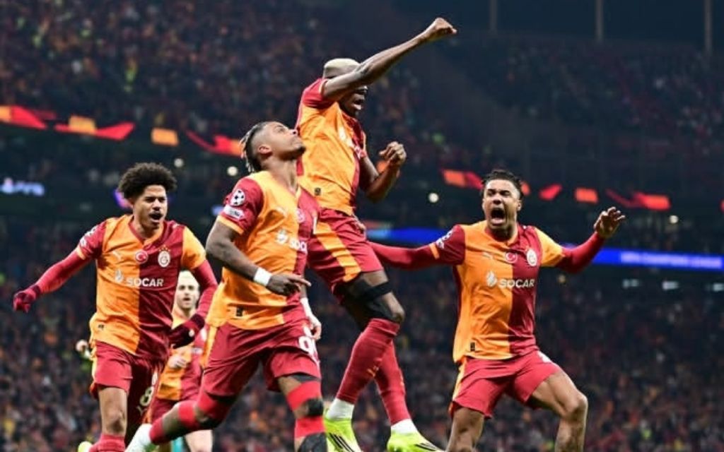 TIPIS: Pemain Galatasaray Victor Osimhen dkk merayakan kemenangan atas Liverpool 1-0 berkas gol cepat Lemina di Stadion Ali Sami Yen, dini hari tadi (11/3).