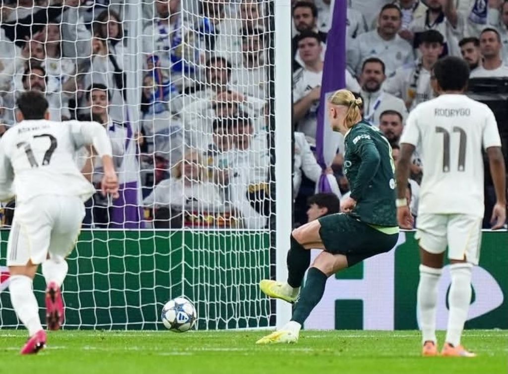 BERBAHAYA: Erling Haaland harus dihentikan beroperasi bebas di kotak penalti El Real.