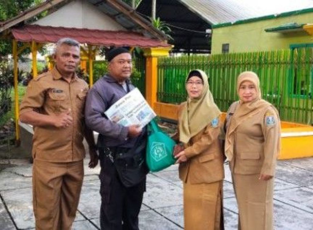 KOMPAK : Kepala SMAN 2 Malang Ernawati SPd MM (tengah) berbagi sembako kepada loper koran Jawa Pos Radar Malang.