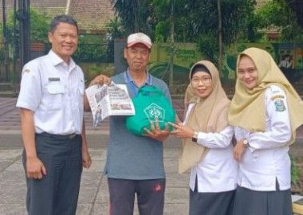 BERBAGI: Manajemen SMAN 6 Malang bersama loper koran Jawa Pos Radar Malang.