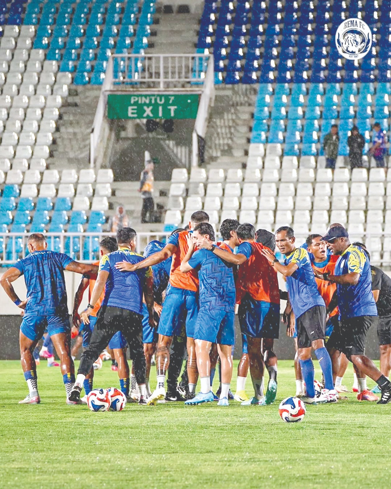TIDAK BISA BERSANTAI: Para pemain Arema FC berdoa bersama sebelum memulai pertandingan melawan Bali United di Stadion Kanjuruhan, beberapa waktu lalu.