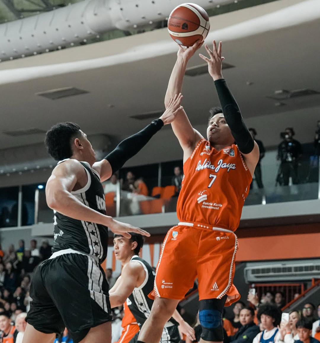 Pemain Pelita Jaya Basketball Jakarta mencoba mencetak poin dalam pertandingan. Pelita Jaya menjadi salah satu tim yang bertanding pada pekan ke-9 IBL 2026. (Instagram @pelitajayabasketball)