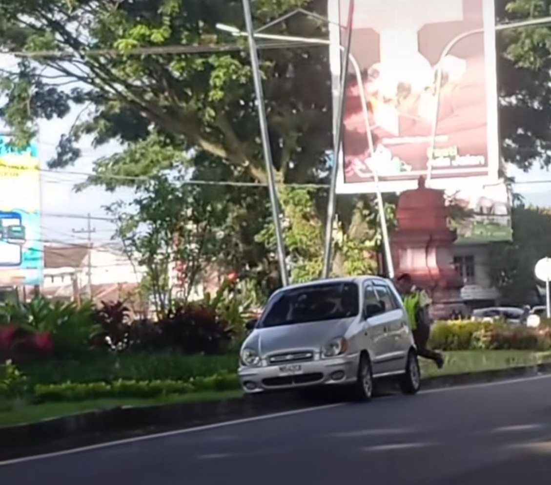 Mobil Kia Visto nyangkut di median Jalan Veteran pada Rabu (11/3) pagi. (Kiriman warga)