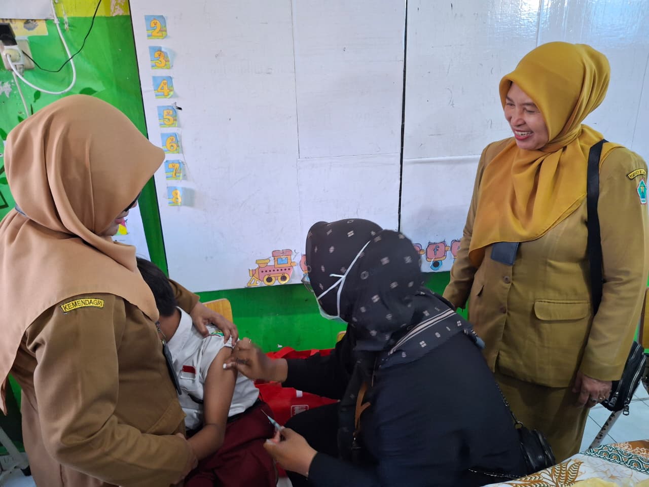Seorang siswa diuntik vaksin campak beberapa waktu lalu. (Nabila Amelia/Radar Malang)