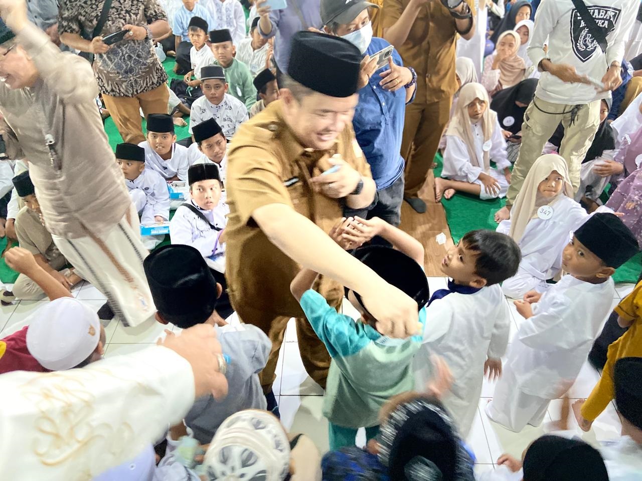 CINTAI YATIM: Sekda Kabupaten Malang Budiar Anwar menyedekahkan sebagian rezekinya kepada anak yatim di Kecamatan Pakis didampingi Komisaris PT ACA Iwan Kurniawan,kemarin.