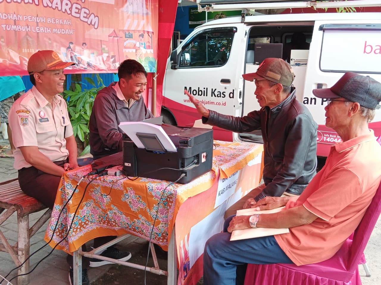 GENJOT PAJAK: Staf Bapenda Kabupaten Malang melayani warga membayar pajak dalam ajang BMW di Pakisaji kemarin (10/3).