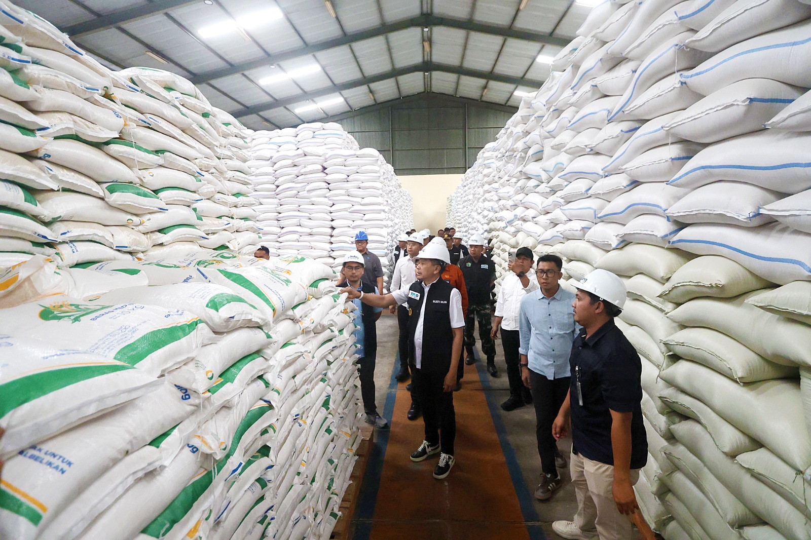 PANTAU LANGSUNG: Wali Kota Malang Wahyu Hidayat bersama Tim Pengendali Inflasi Daerah (TPID) meninjau stok beras di Gudang Bulog, Sukun, kemarin.