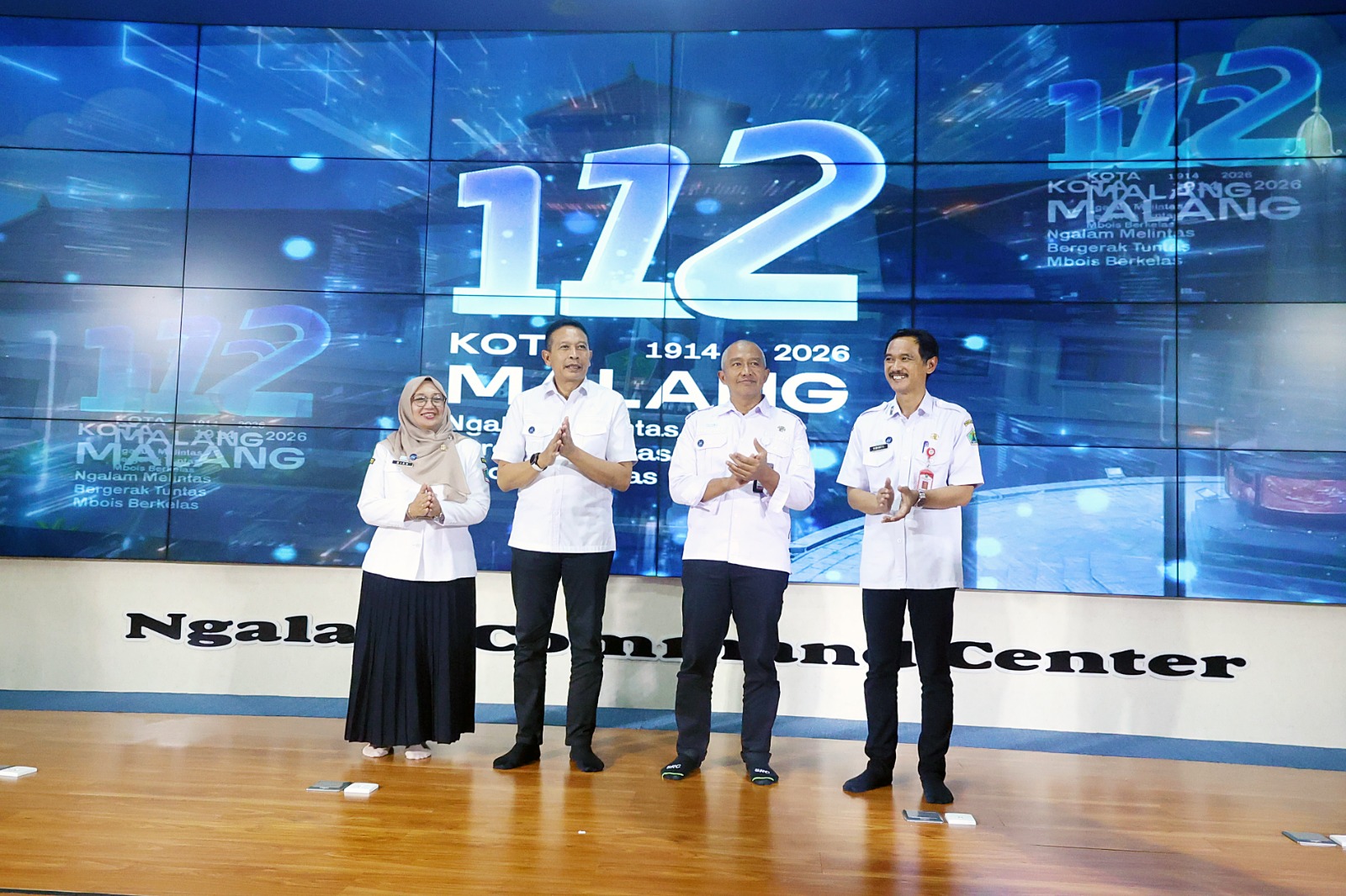 PENUH MAKNA: Wali Kota Malang Wahyu Hidayat (dua dari kiri) memimpin launching logo dan tema HUT Kota Malang ke-112 di NCC, kemarin.