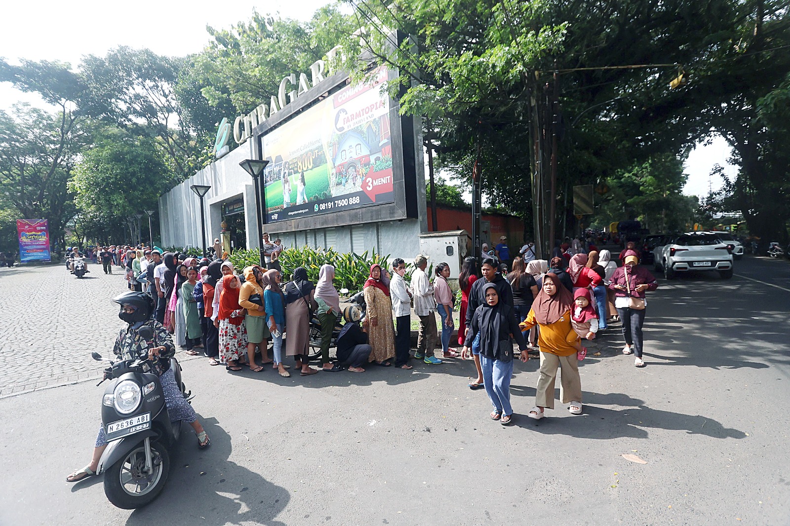DIEVALUASI: Antrean warga yang hendak menebus paket sembako murah meluber hingga ke Jalan Mayjen Sungkono, Selasa lalu (10/3).