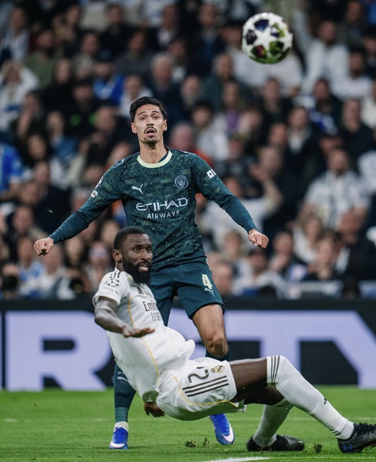 Pemain Manchester City Tijjani Reijnders berduel dengan bek Real Madrid Antonio Rudiger Kamis (12/3) dini hari. (Instagram Manchester City)