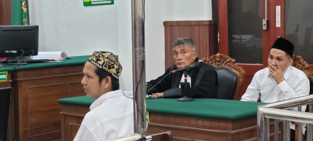 Muhammad Fauzan Mahri (kiri), narapidana yang menggunakan jasa terdakwa Dony (kanan) untuk mencuci uang hasil narkoba. (Estu Farida/Jawa Pos)