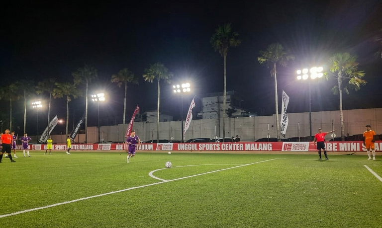 Salah satu tim bertanding dalam USC Quickplay Mini Soccer, Rabu malam (11/3). (MA Fauzan)