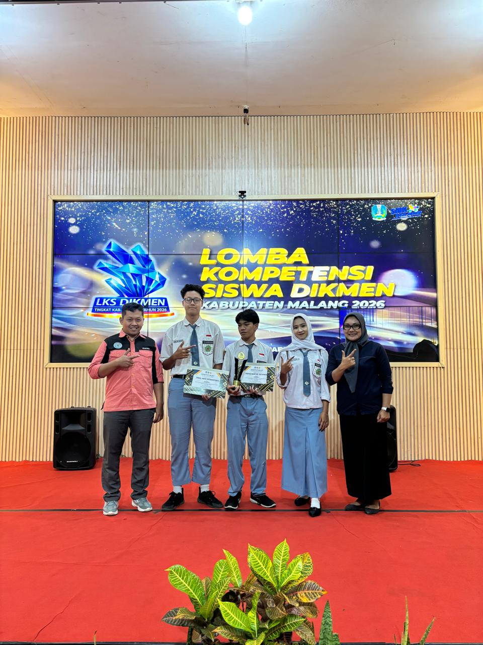 GEMILANG: Siswa SMK Plus Almaarif Raih Prestasi di Ajang LKS Dikmen Kabupaten Malang.