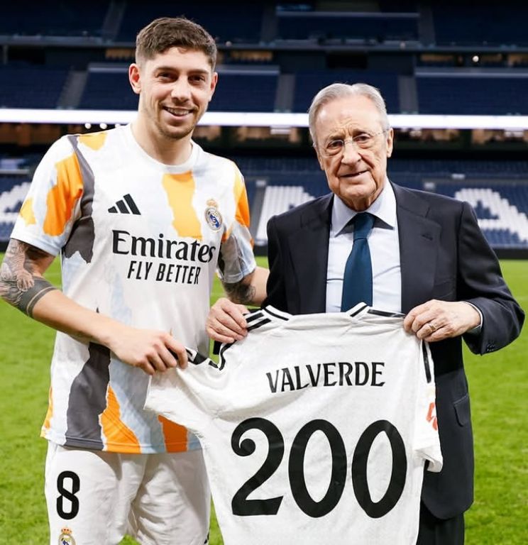 PILAR PENTING: Federico Valverde dan Florentino Perez, Presiden klub, saat merayakan pertandingan ke-200 sang gelandang bersama Real Madrid.
