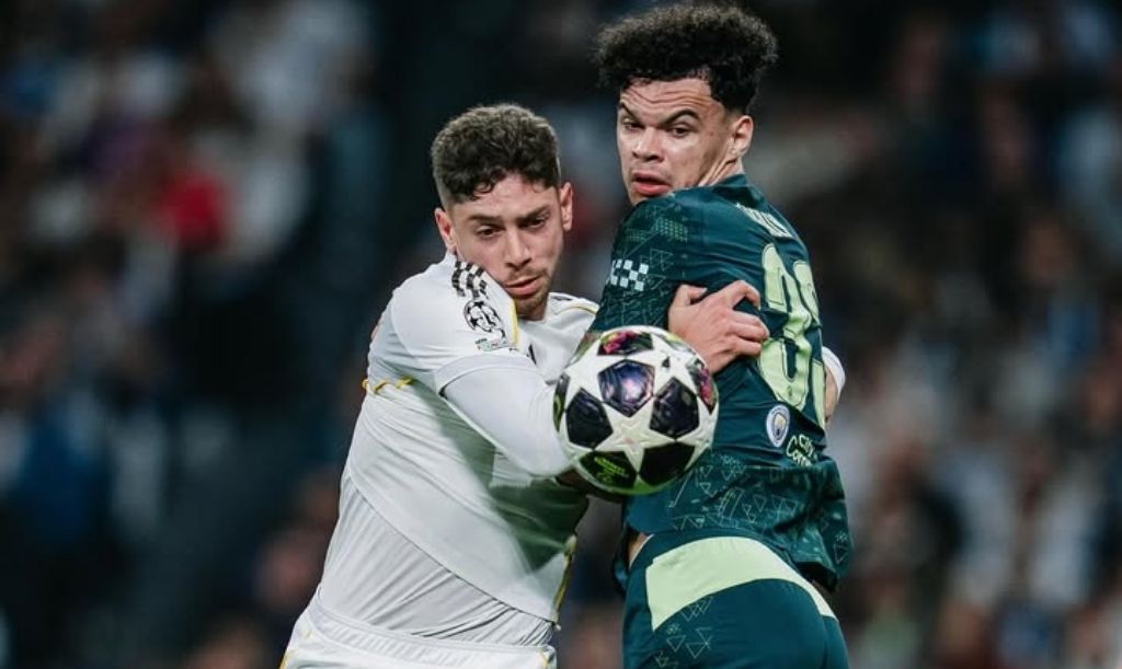 BEDA KELAS: Pemain Real Madrid Federico Valverde berebut bola dengan gelandang Man City Nico O'Reilly dini hari tadi (12/3).