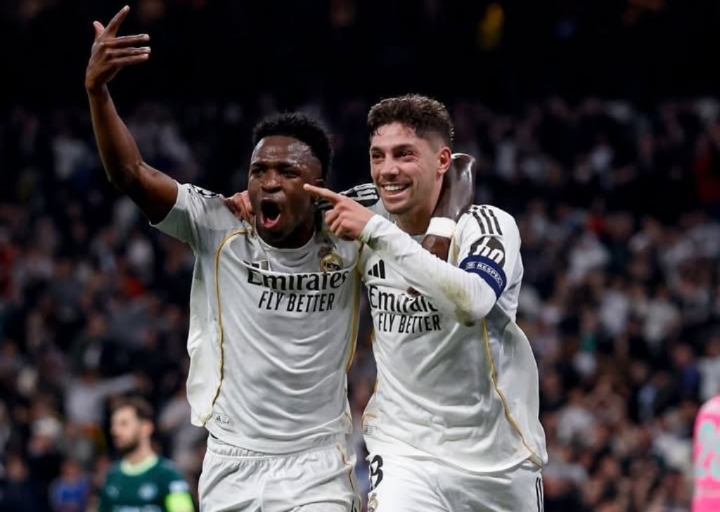 TAK TERBENDUNG: Vinicius Jr dan Valverde merayakan gol ke gawang Man City. Valverde memborong tiga gol Real Madrid dalam pertandingan dini hari tadi (12/3).