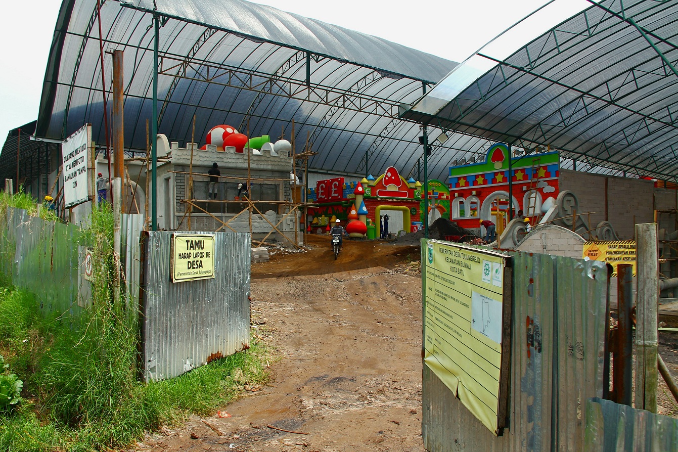 Mikutopia di Desa Tulungrejo, Kecamatan Buniaji, Kota Batu hampir rampung dibangun. (Natasha Vina Agustin for Radar Malang)