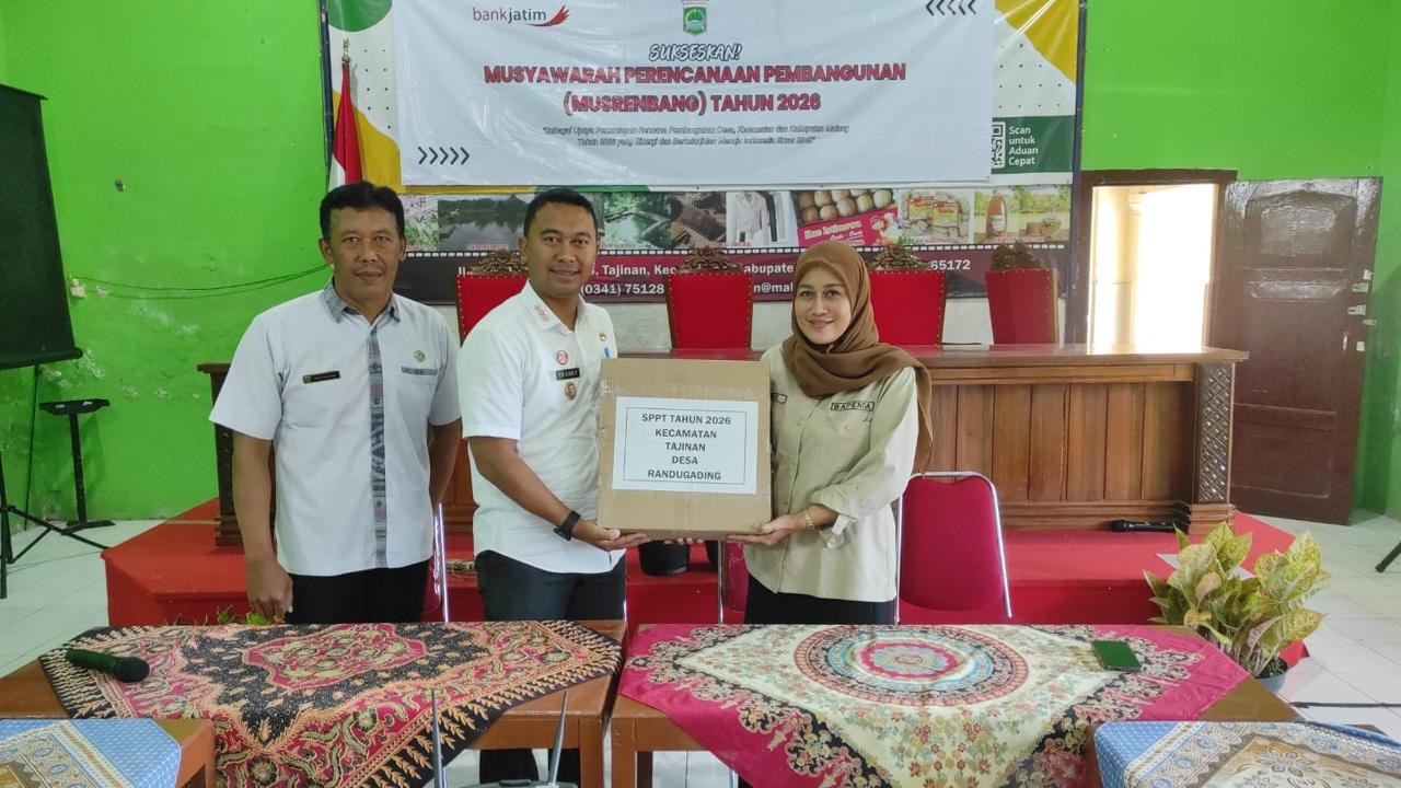 SEKTOR PAJAK: Tim Bapenda Kabupaten Malang menyerahkan SPPT 2026 ke Camat Tajinan kemarin.