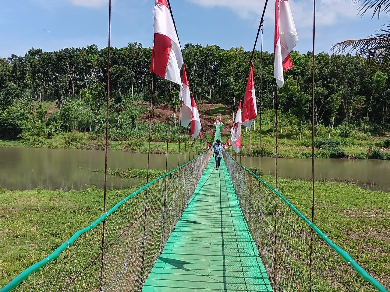 INFRASTRUKTUR: Jembatan Garuda di Desa Ternyang, Kecamatan Sumberpucung memudahkan mobilitas masyarakat kemarin (11/3). Nantinya Kodim 0818/Malang-Batu akan membangun jembatan Armco.