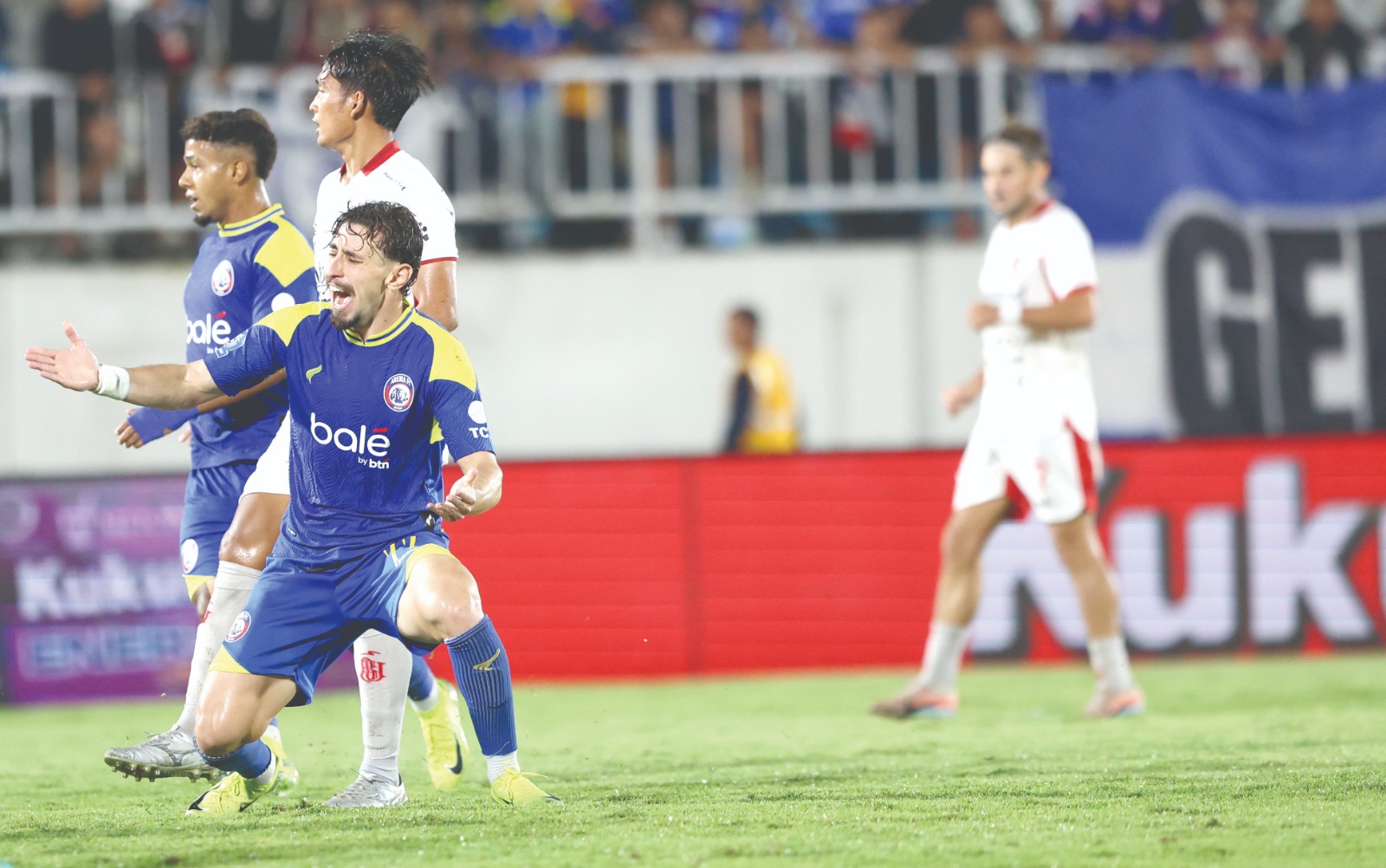 BUANG PELUANG: Gelandang Arema FC Gustavo Franca tidak puas dengan aliran bola tim dalam laga melawan Bali United di Stadion Kanjuruhan beberapa waktu lalu.