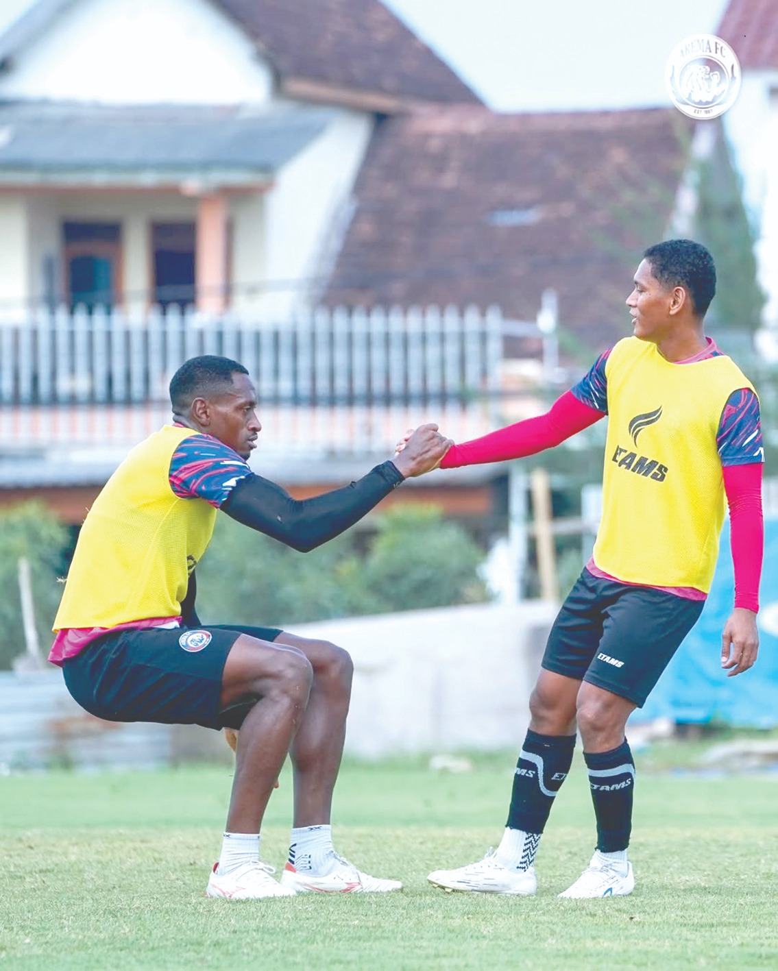 BERSIAP BERBENAH: Iksan Lestaluhu membantu Matheus Blade (kiri) bangkit setelah berbenturan dalam sesi latihan di Dreams Football Pitch, Pakis. 