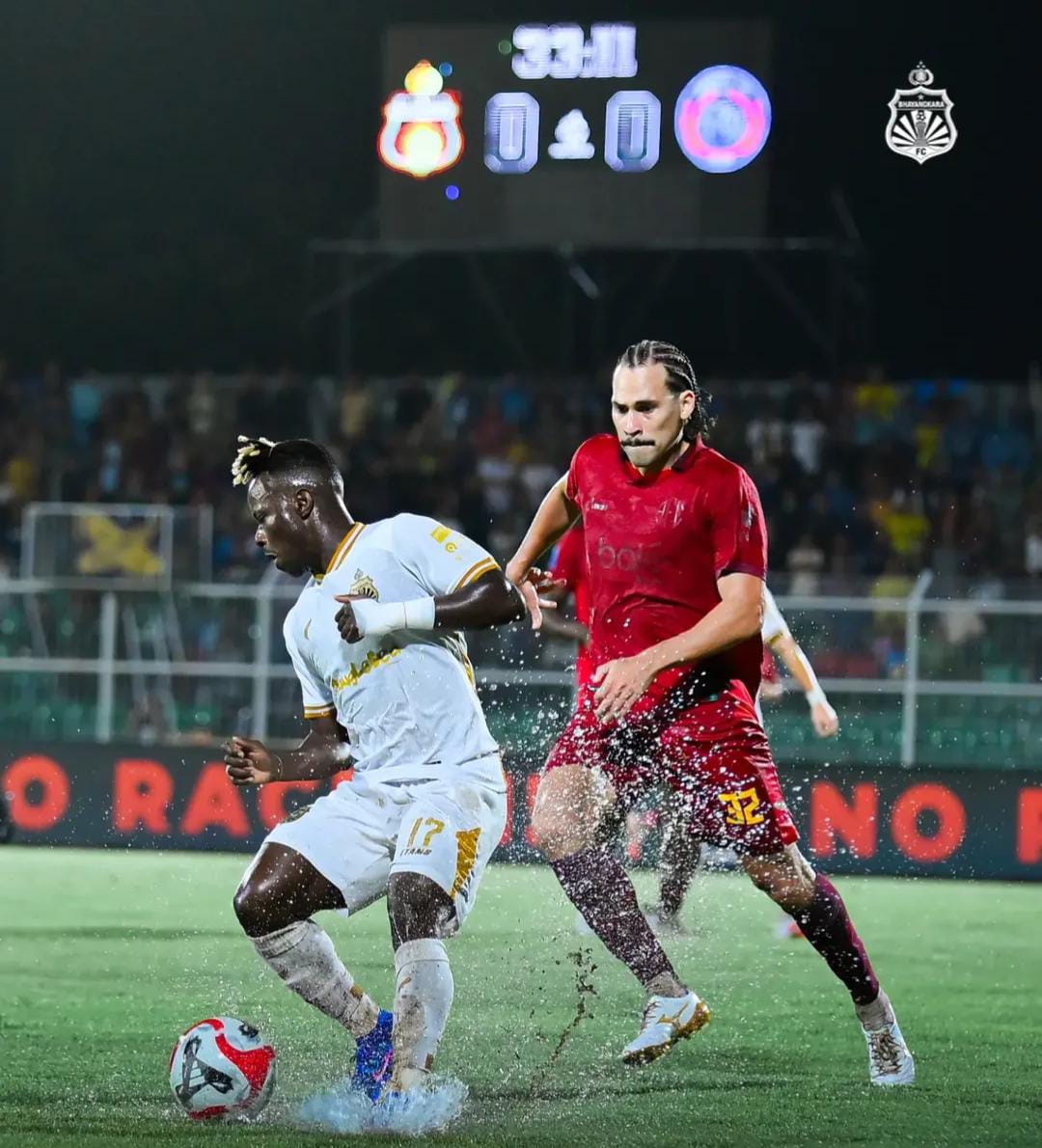Pemain Bhayangkara Presisi Lampung, Moussa JR, berebut bola dengan pemain Arema FC, Pablo Oliveira pada laga pekan ke-25 BRI Super League. Bhayangkara Presisi menang 2–1. (Instagram @bhayangkarafc)