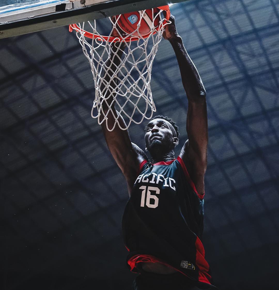 Pemain Pacific Caesar Surabaya menghadapi Tangerang Hawks Basketball pada pekan ke-9 IBL 2026, yang berakhir dengan kemenangan 102&ndash;96. (Instagram @pacific.caesar)