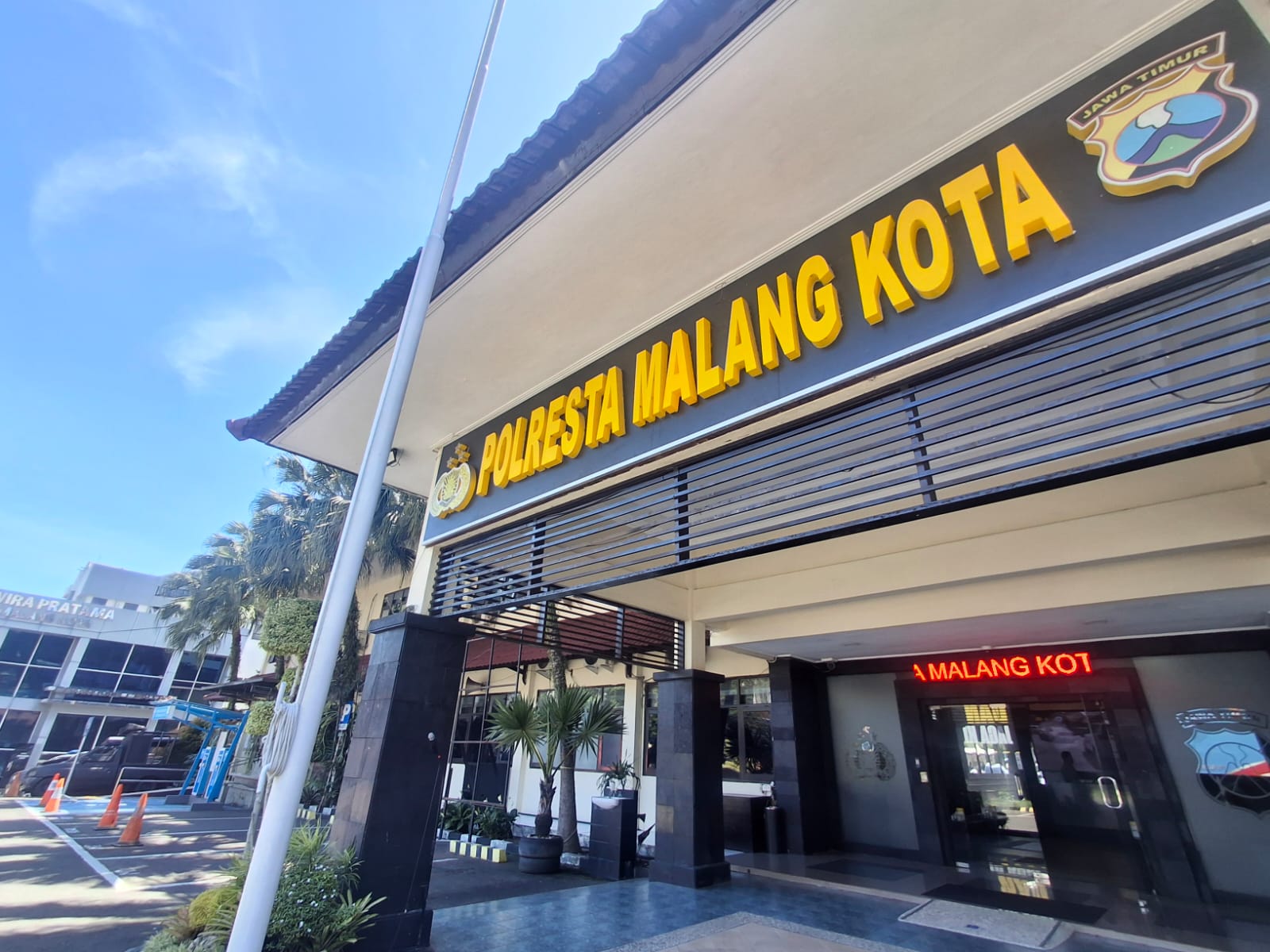 Tampak depan bangunan Mapolresta Malang Kota. (Nabila Amelia/Radar Malang)