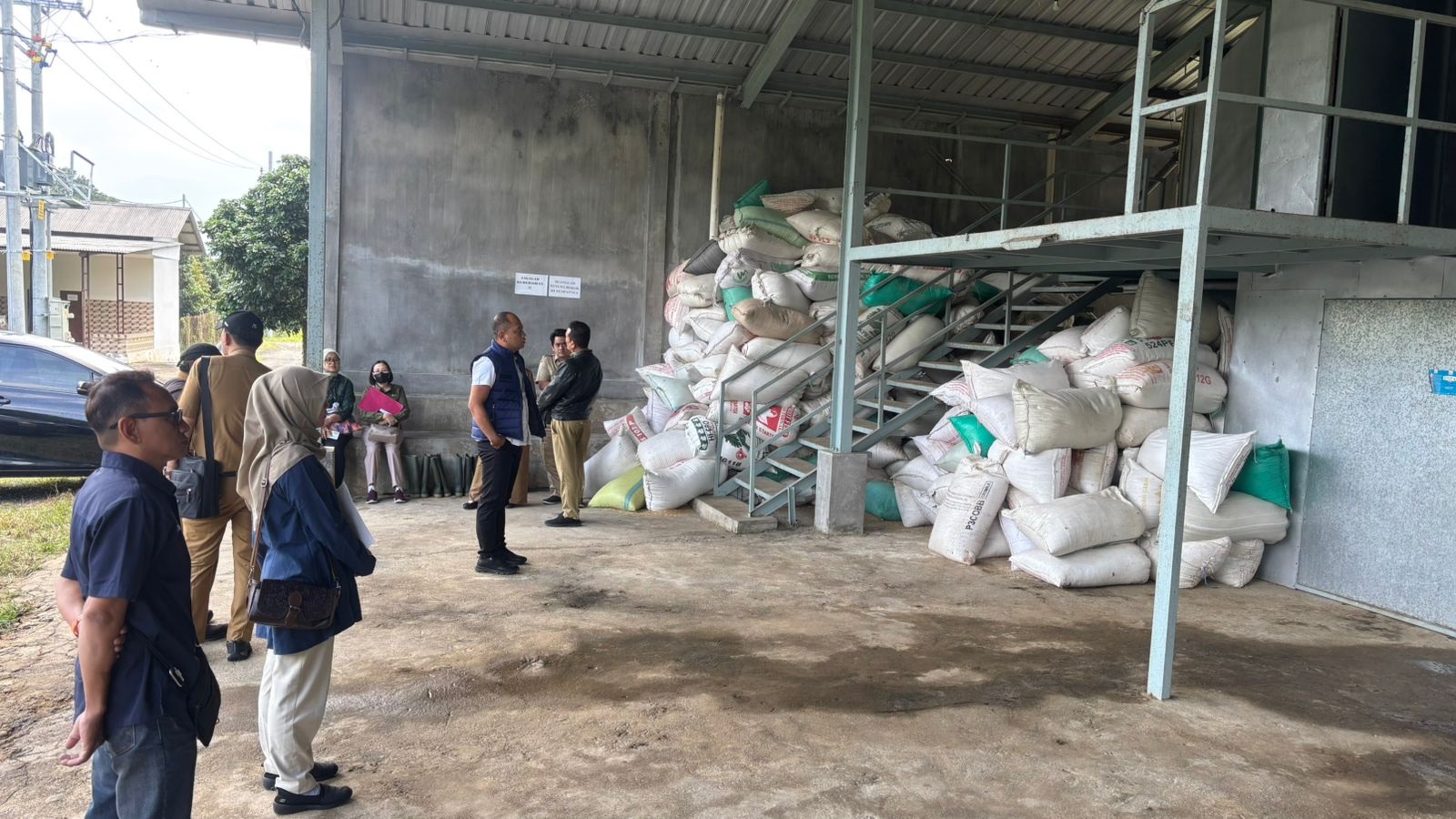 CEK PERSEDIAAN: Tim Bapanas didampingi Satgas Pangan Polres Malang meninjau persediaan bapokting di perusahaan perunggasan Tumpang, kemarin.