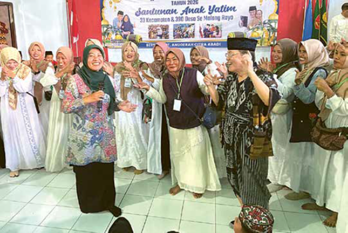 JOGET BARENG: Camat Tirtoyudo Nita Dwi Prasetya dan Iwan Kurniawan menghibur ibu pendamping para anak yatim dengan joget bersama lantunan lagu dangdut religi.   