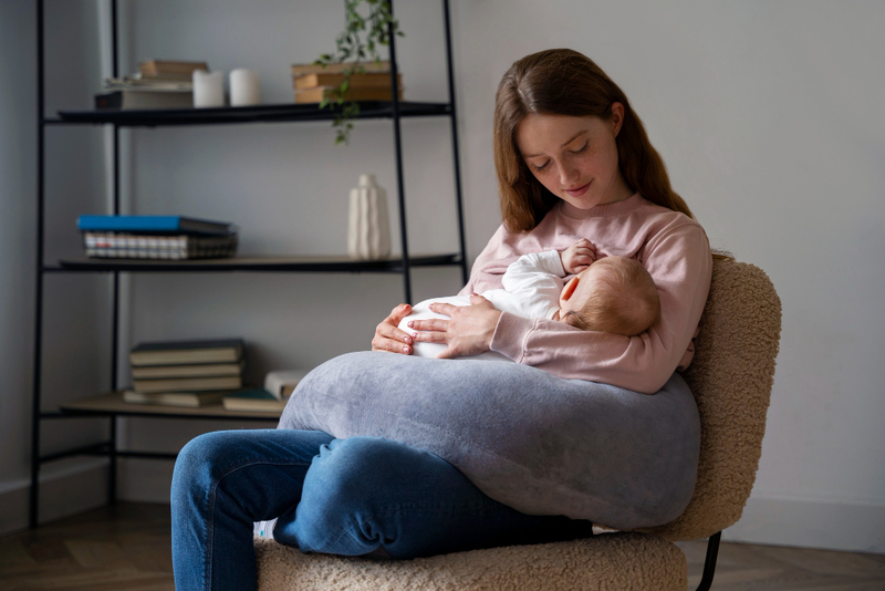 Potret ibu menggendong bayi. (Freepik).