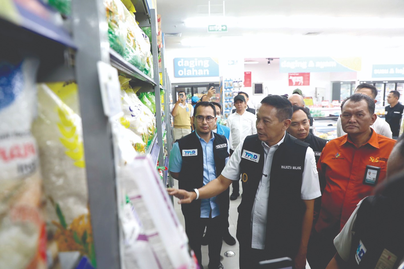 TINJAU LANGSUNG: Wali Kota Malang Wahyu Hidayat bersama TPID mengecek stok bahan pangan di salah satu supermarket kemarin siang.