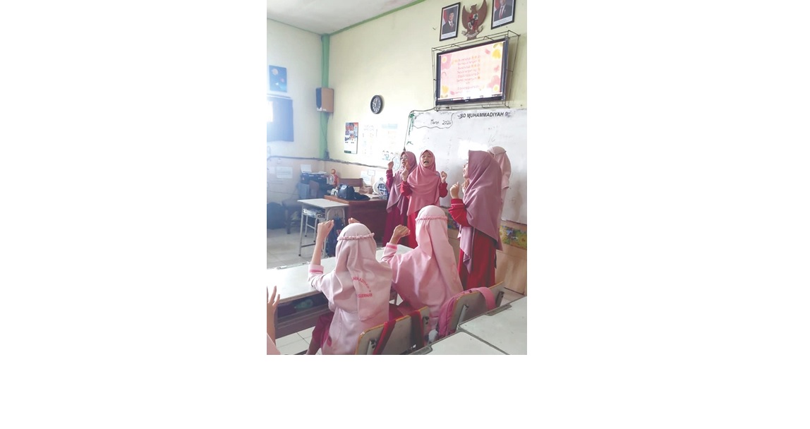 PERCAYA DIRI: Para santri Pesantren Inovasi At-Tanwir Malang berbagi inspirasi kepemimpinan kepada siswa-siswi SD Muhammadiyah 9 Malang pekan lalu.