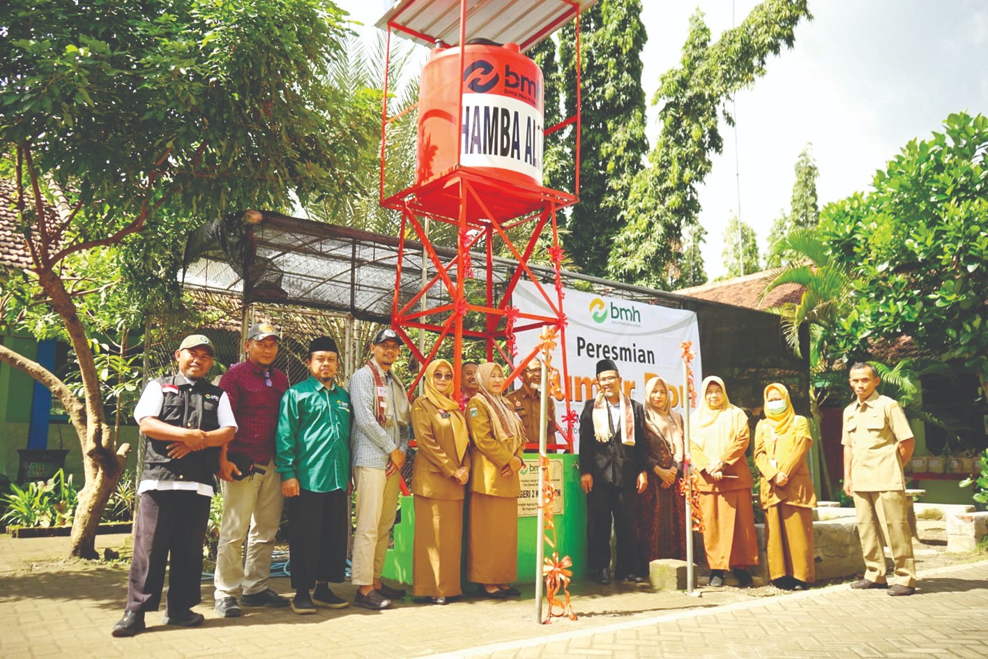 JAGA KOMITMEN: Ketua BMH Kantor Unit Layanan Malang Lukmanul Khakim bersama Kepala Divisi Program Sumur Bor Syafrudin dan Kepala Sekolah Fifti Imro'atus Rosyidah, serta warga sekolah saat meresmikan
