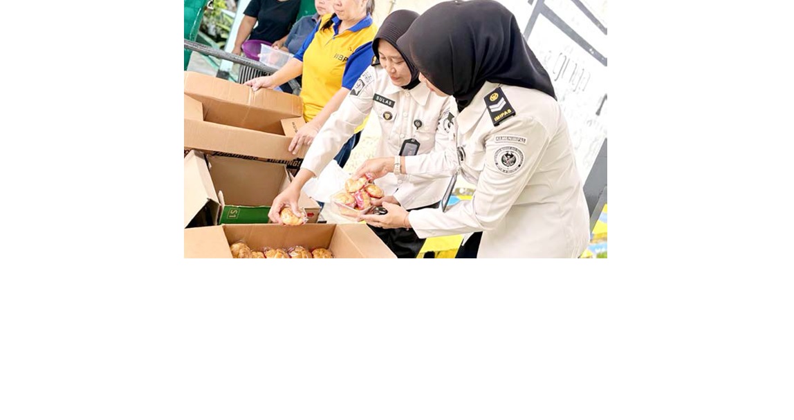 SALING BANTU: Petugas bersama warga binaan menyiapkan menu makanan berbuka di dapur Lapas Perempuan Kelas IIA Malang.