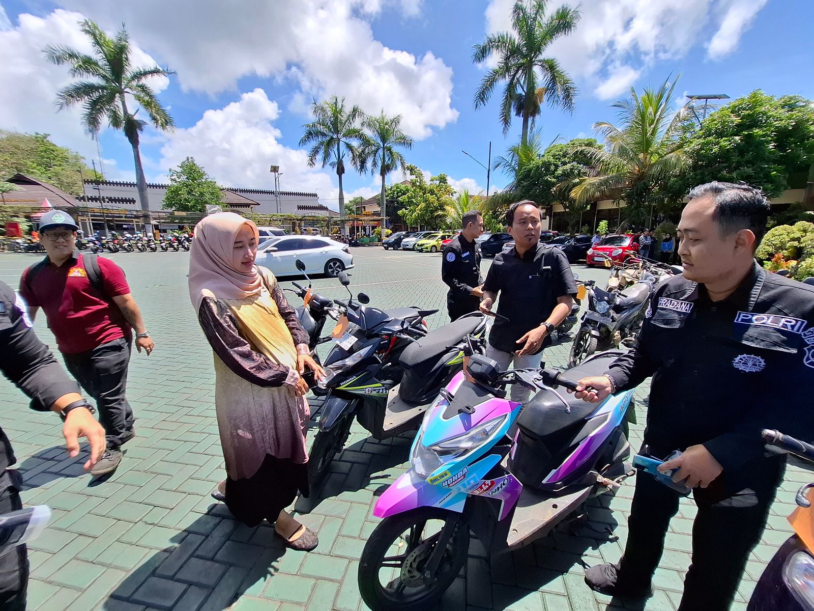 Salah satu korban curanmor mengambil kendaraan miliknya yang berhasil diamankan Polres Malang kemarin. (Biyan Mudzaky Hanindito/Radar Malang)