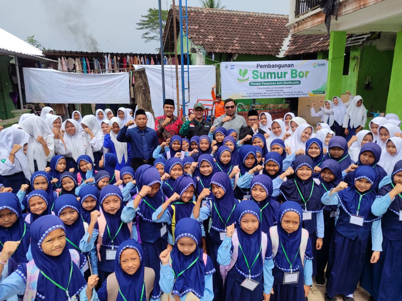 TUNTAS: Tim pelaksana pengeboran sumur dengan Ketua BMH Malang Lukmanul Khaqim serta donatur tunggal sumur bor R. Sri Agung Wijoyo di Ponpes Ash-Asholihudin Dampit.