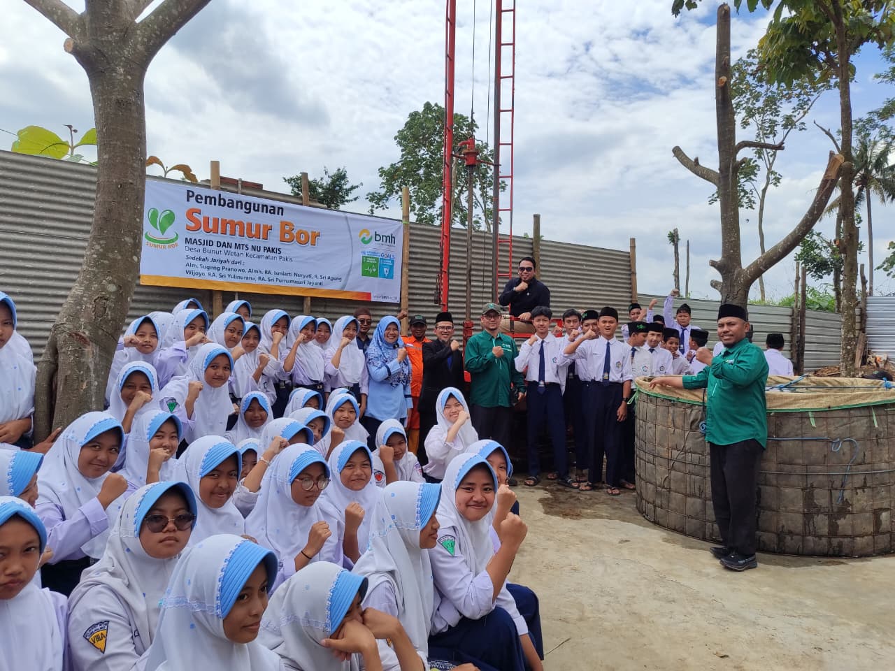 PRIORITAS: Ketua BMH Malang Lukmanul Khaqim beserta siswa dan kepala madrasah saat pembangunan sumur bor di MTs NU Pakis.