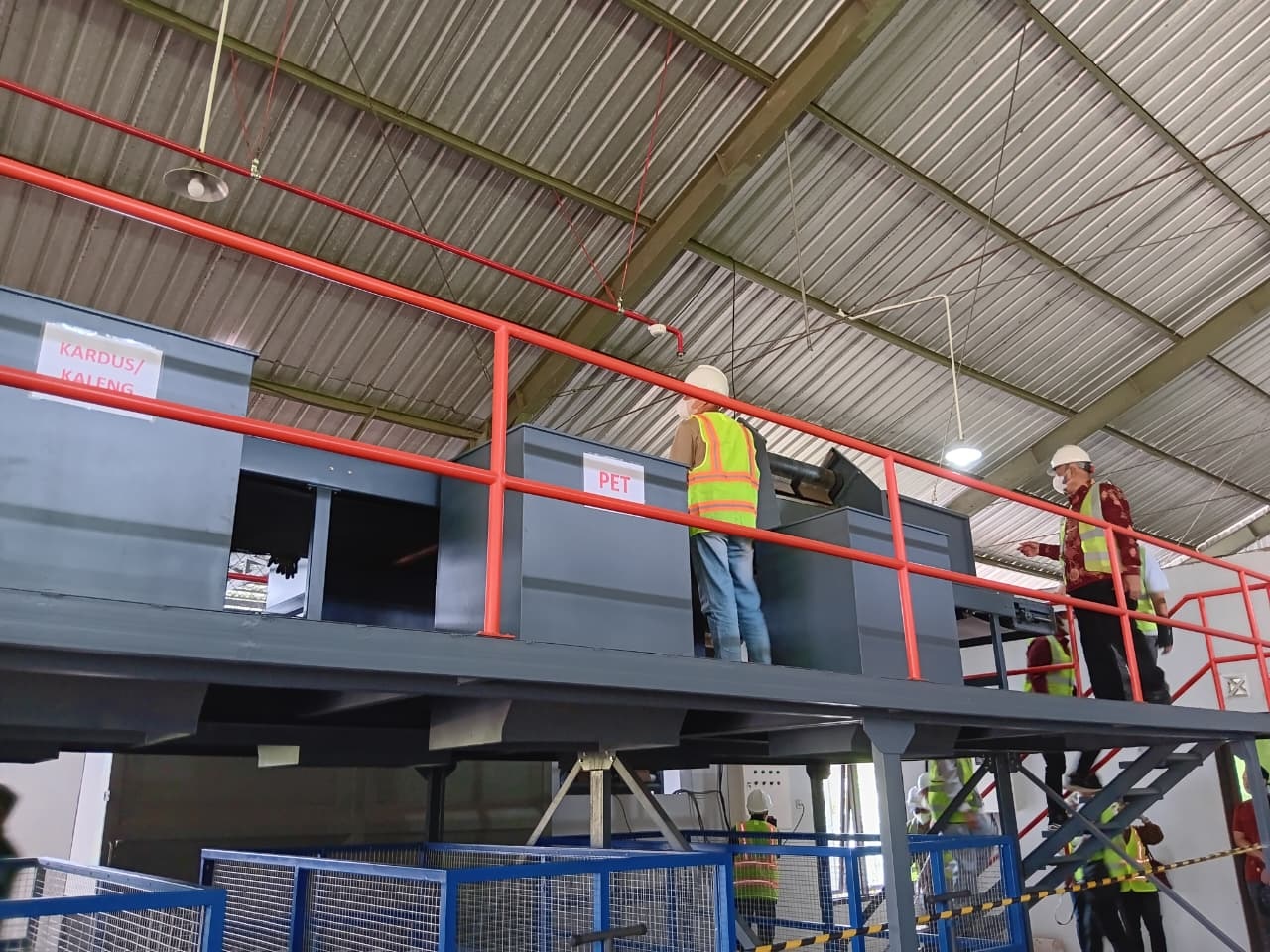 TEKAN SAMPAH: Sejumlah pegawai memeriksa mini Material Recovery Facility (MRF) yang mulai beroperasi di TPA Paras, Poncokusumo kemarin (12/3)