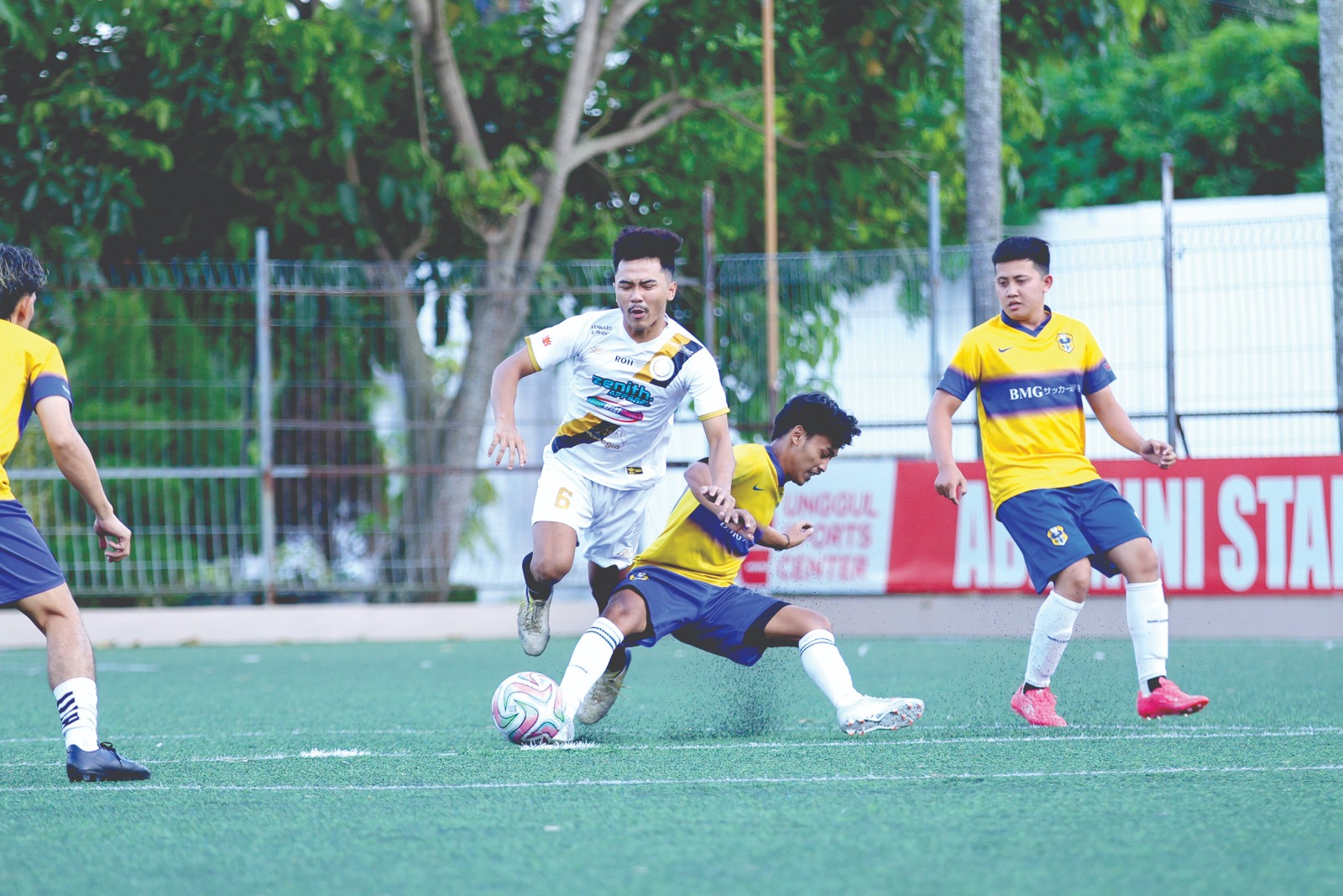 MERIAH: Dua tim komunitas berjibaku memenangkan pertandingan mini soccer dalam USC Quickplay di Unggul Sports Center, Rabu lalu (11/2).