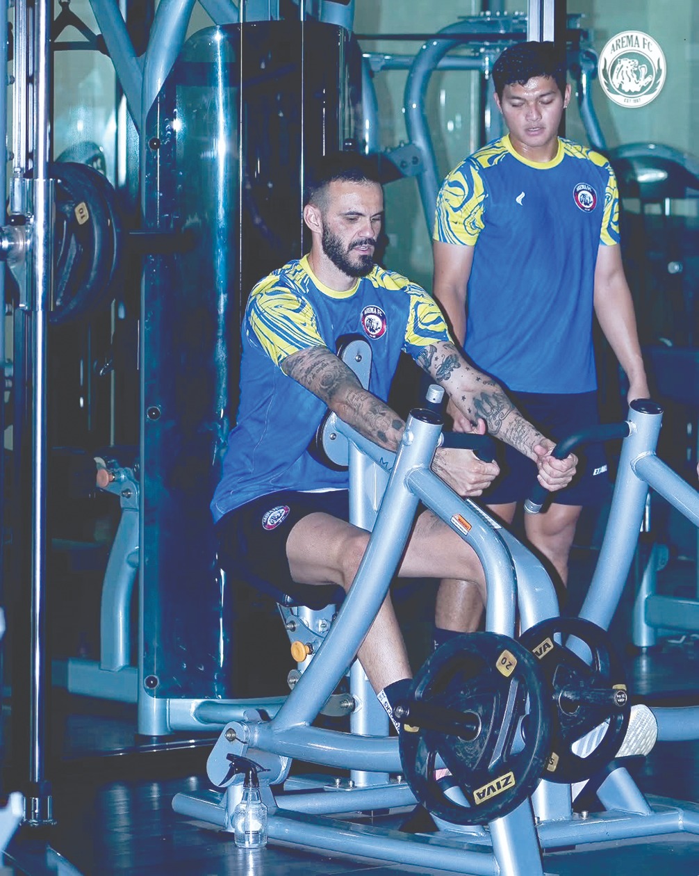 DITUNTUT PROFESIONAL: Lucas Frigeri menjalani sesi latihan gym bersama Adi Satryo beberapa waktu lalu.  