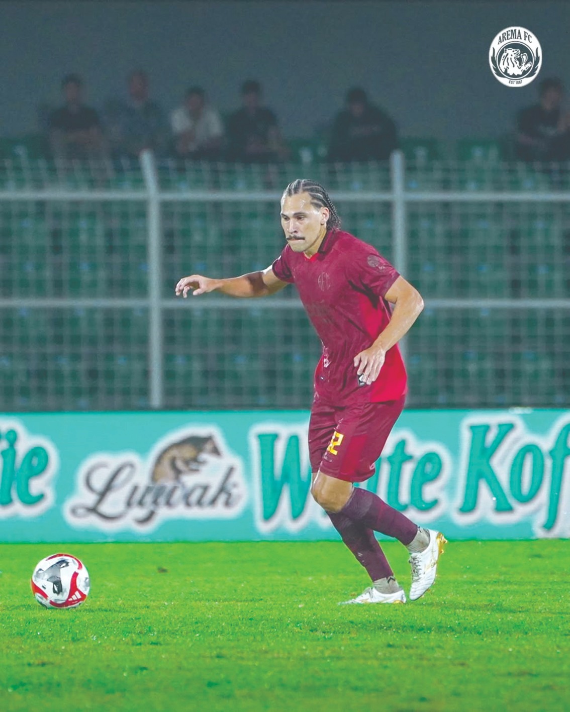 DIRUGIKAN: Pablo Oliveira (kanan) dan Matheus Blade jadi pemain tim yang terima kartu merah dalam laga pekan ke-25 melawan Bhayangkara Presisi Lampung FC, 10 Maret lalu.