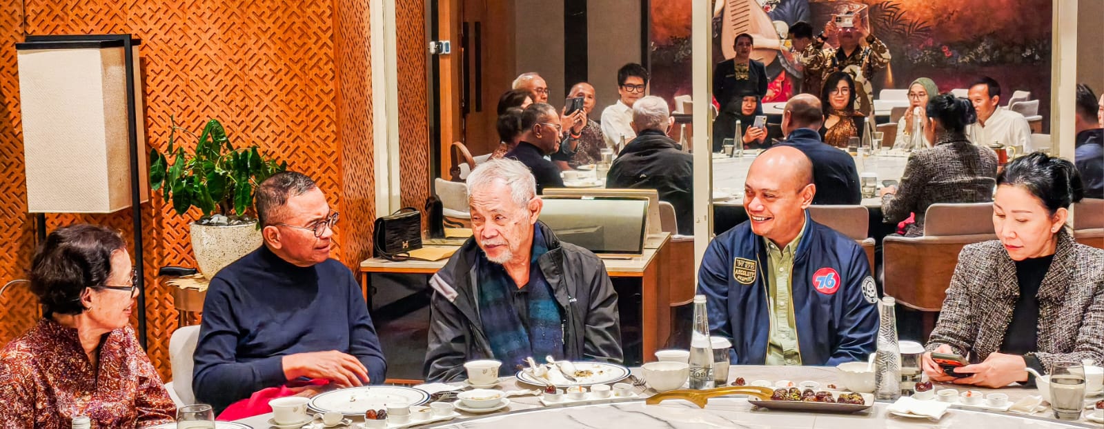 Momen Dahlan Iskan (dua dari kanan) bereuni dengan Goenawan Mohamad di acara bukber Jawa Pos Holding.