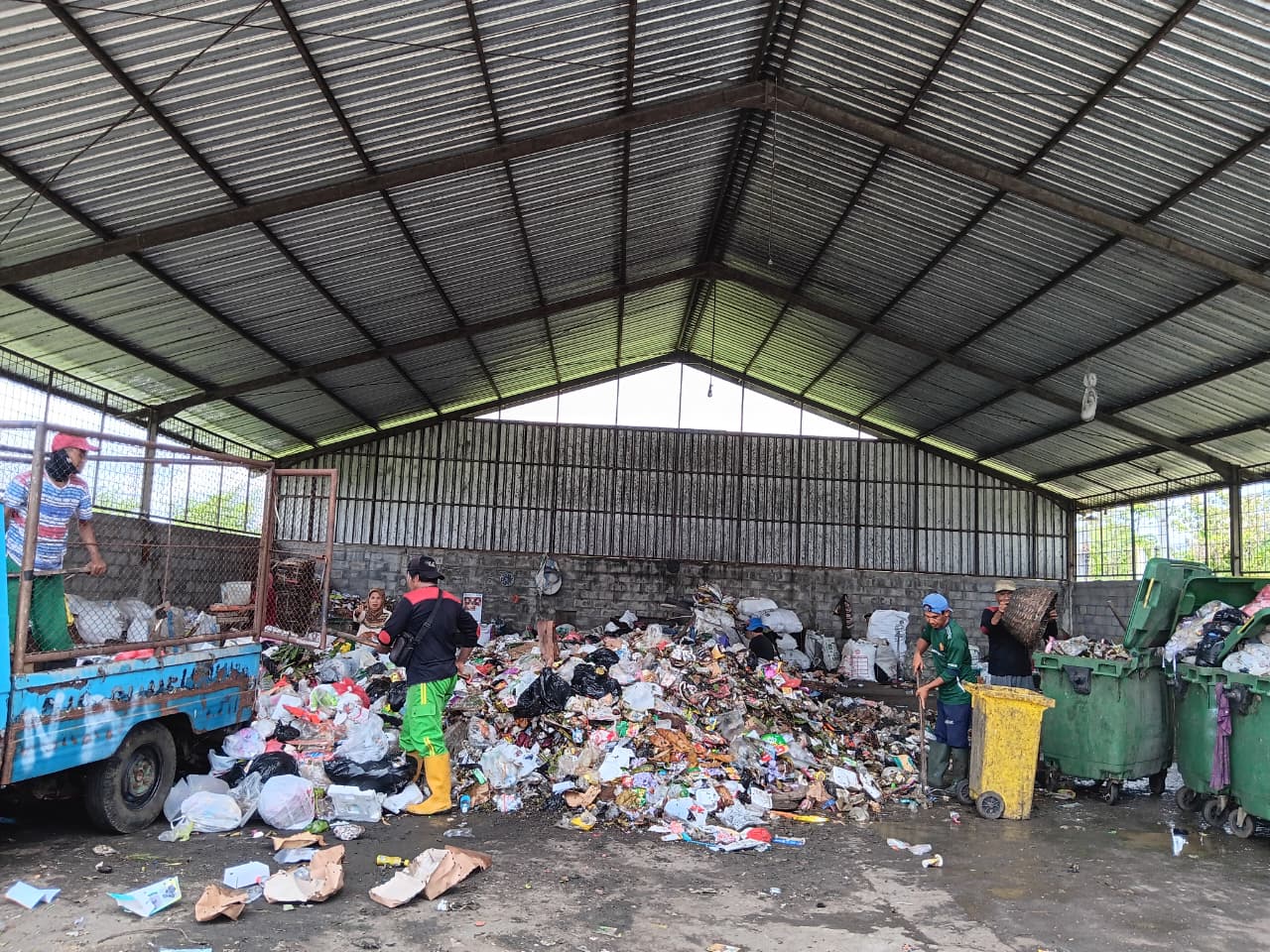 Pemilahan sampah di TPS 3R Desa Sitirejo, Wagir. (Indah Mei Yunita/Radar Malang)