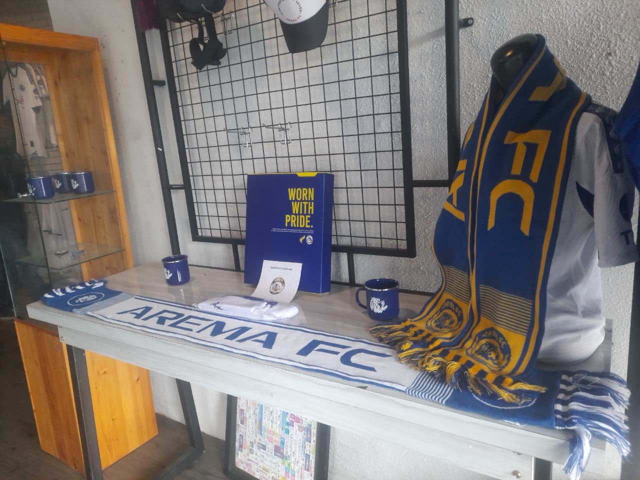 Jersey dan merchandise Arema fc terpajang di official store pada Jumat (13/3). (MA Fauzan/Radar Malang)