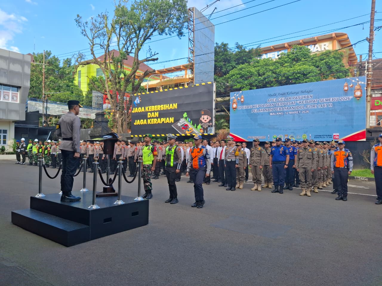 Personel gabungan berbagai sektor mengikuti apel Operasi Ketupat Semeru 2026 pada Kamis sore (12/3). (Nabila Amelia/Radar Malang)