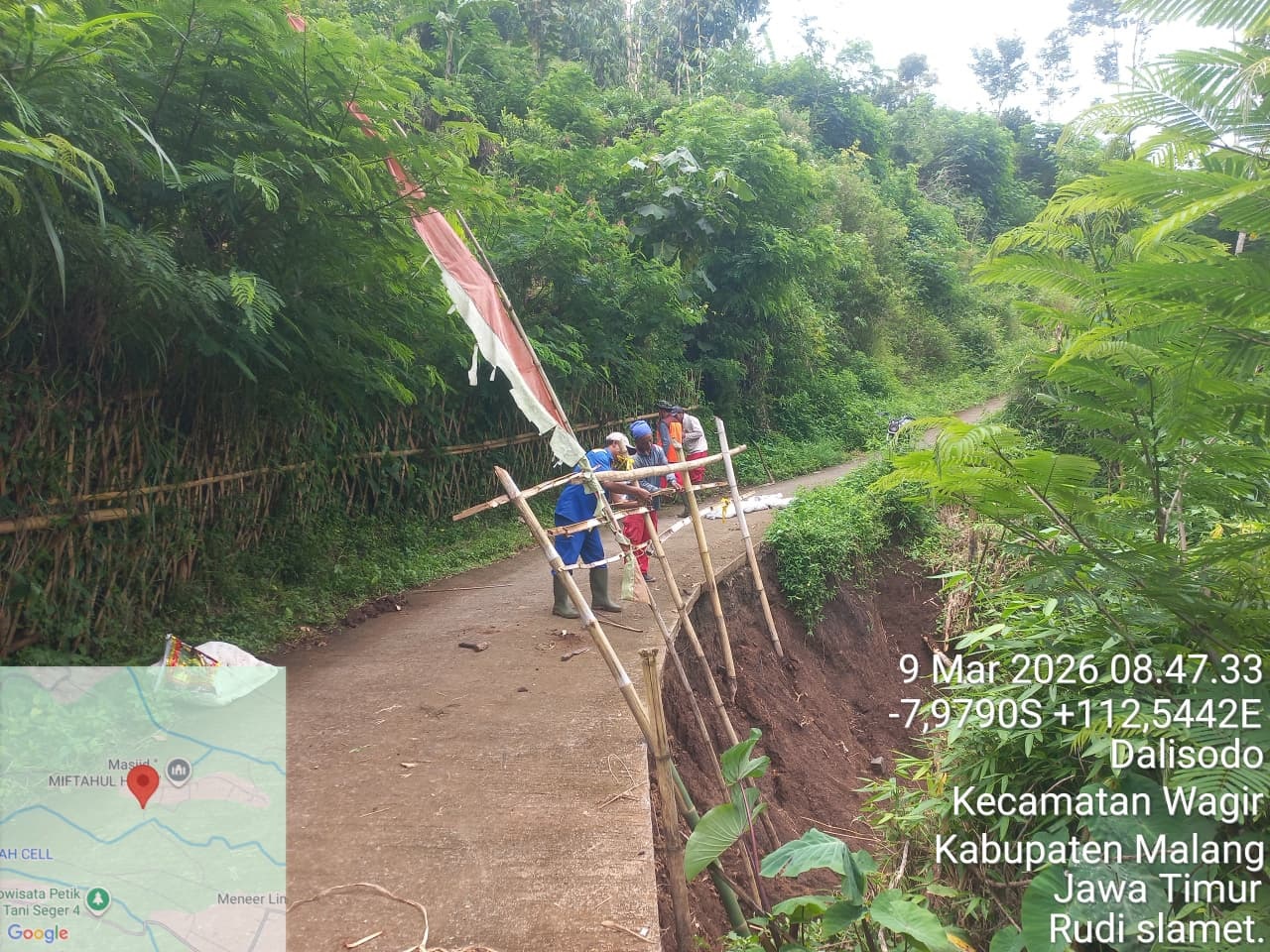 INFRASTRUKTUR: Warga memasang bambu penyangga di ruas jalan Desa Dalisodo, Kecamatan Wagir yang tergerus longsor beberapa waktu lalu.