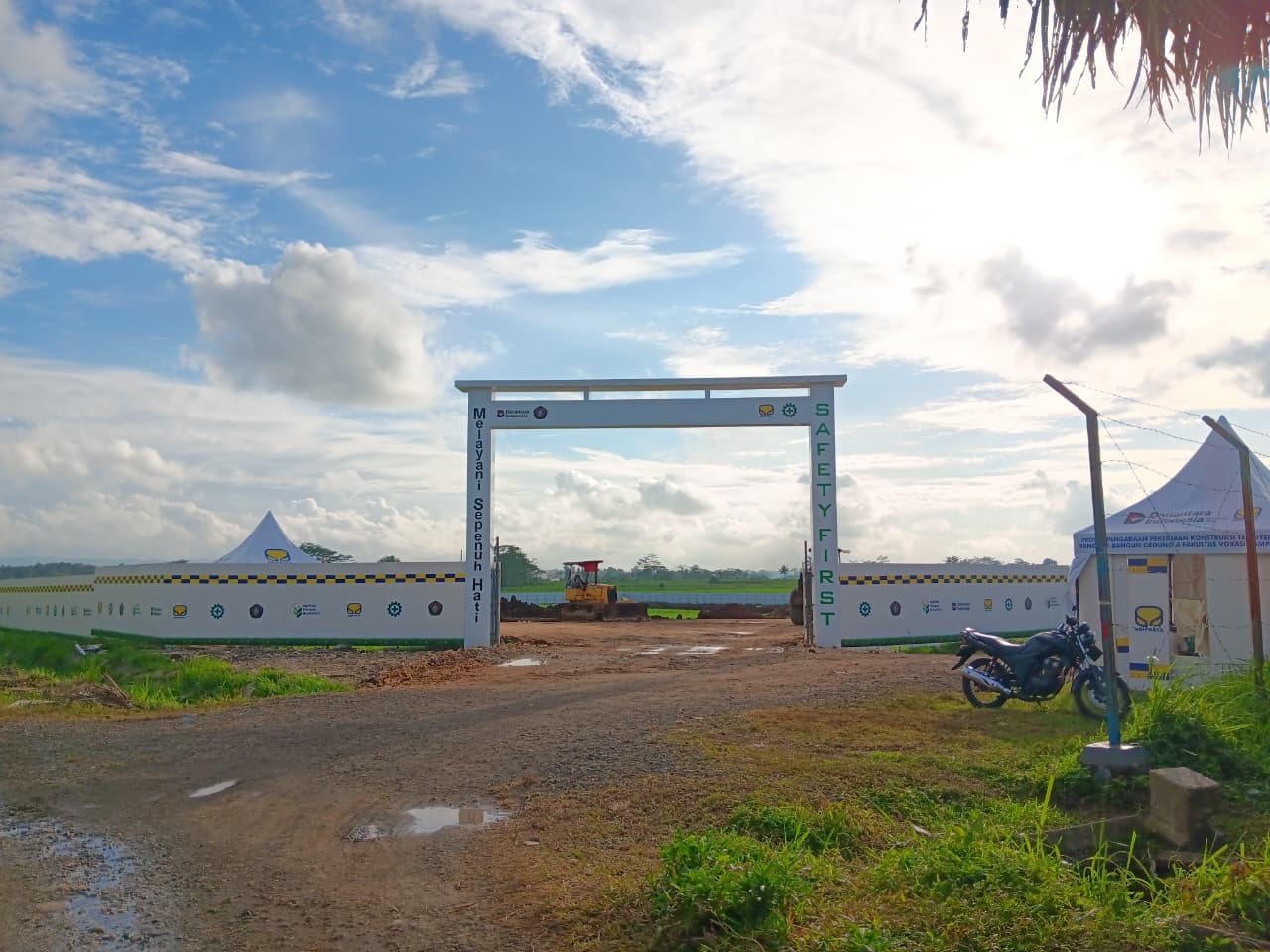 KAMPUS BARU: Alat berat melakukan perataan dan pemadatan lahan di proyek pembangunan Fakultas Vokasi Universitas Brawijaya (UB), Dusun Tegaron, Desa Panggungrejo, Kepanjen kemarin.